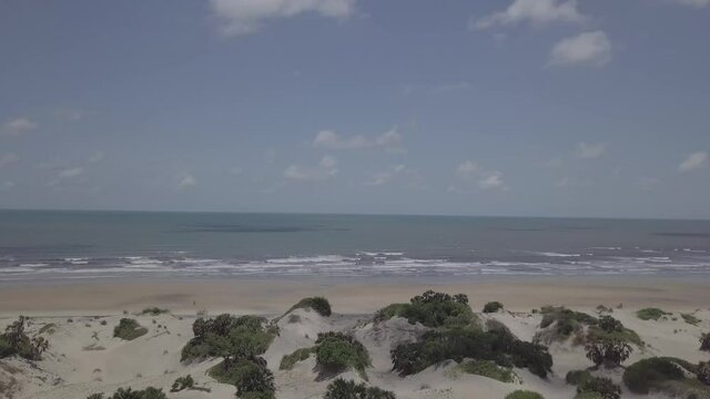 Menschenleerer Strand K&uuml;ste in Kenia Drohnenflug