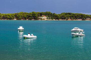Fototapeta na wymiar boats in the bay, mediterranean sea