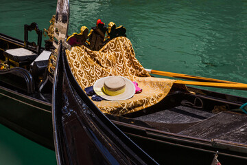 Obraz premium An empty traditional gondola with a gondolier's hat on it, Venice, Italy