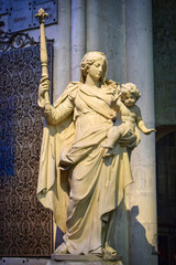 Fototapeta na wymiar Virgen Maria y niño Jesus en catedral de Tours