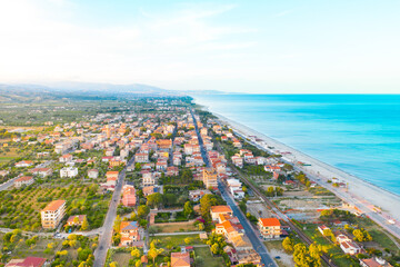 Città di Locri in Calabria, vista aerea in Estate del mare e della costa sabbiosa.