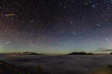 Tai Wan meteor shower with sea of clouds night view scene