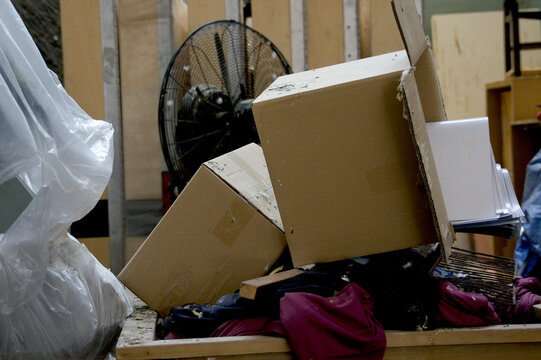 Cajas de cart&oacute;n viejas en un almac&eacute;n con otros objetos