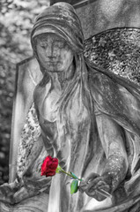 Traurige Frau mit Blick auf eine rote Rose