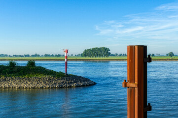 Rhein am Rheinhafen bei Emmerich
