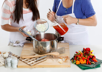 Obraz na płótnie Canvas cocinar platos recetas, dos cocineras elaborando platos. cook dishes recipes, two cooks preparing dishes.