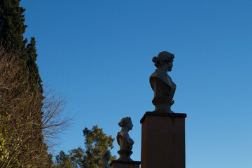 estatuas de cabeza con cielo despejado