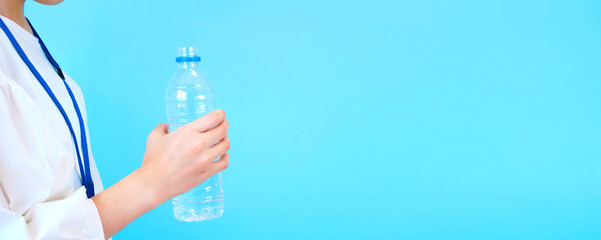 Woman drinking water in the office. オフィスで水分を摂る女性