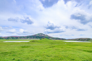 Fototapeta premium 草千里ヶ浜と烏帽子岳 熊本県阿蘇市 Kusasenrigahama and Mt.Eboshidake Kumamoto-ken Aso city