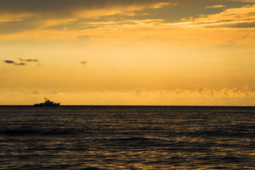 Obraz premium Seascape of the sunset on the Black sea, sunset time and colors, multicolored.