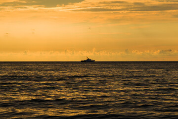 Fototapeta na wymiar Seascape of the sunset on the Black sea, sunset time and colors, multicolored.