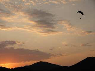 Paragleiter im Abendrot