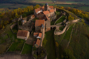 Die Burg-Breuberg an einem Herbsttag am Abend.