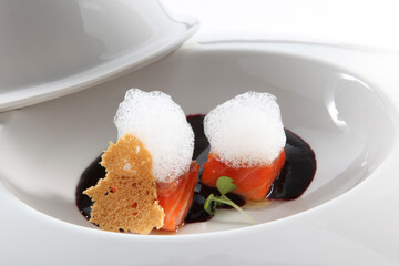 Salmón en tacos con espuma de aceite. Salmon in tacos with oil foam.