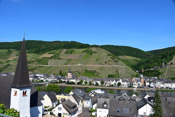 Blick auf Zell an der Mosel und die WEinbergsterassen