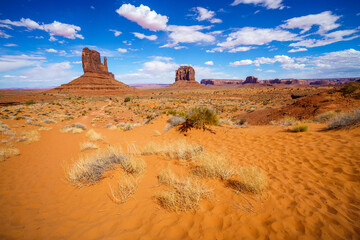hiking the wildcat trail in the monument valley, usa