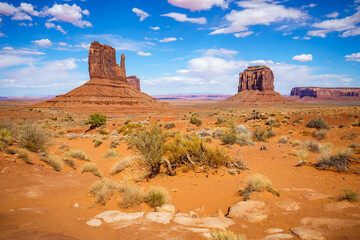 hiking the wildcat trail in the monument valley, usa