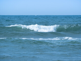 白波が立つ海
