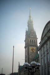 Hamburger Rathausturm im Nebel 