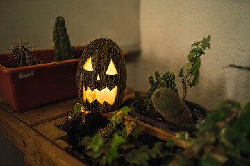 Melon con cara maligna de halloween y una vela iluminando el interior