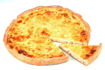 Quiche lorraine en gros plan sur fond blanc