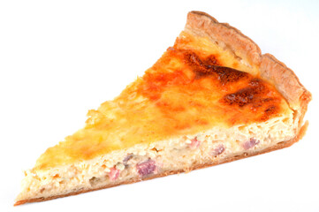 Quiche lorraine en gros plan sur fond blanc