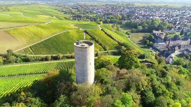 Ruine Burg Scharfenstein in Kiedrich im Rheingau. Das Zusammenspiel von Wein, Landschaft und Menschen ist einfach fantastisch. Weinberge, Wanderwege, rustikale Weinkeller laden zum Verweilen ein.