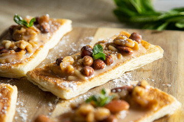 Hojaldre con frutos secos y miel