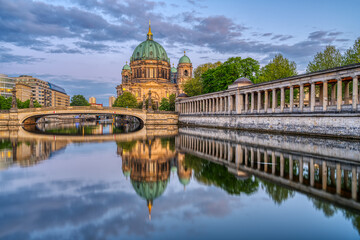Obraz na płótnie Canvas The Berlin Cathedral at dusk with a reflection in the river Spree