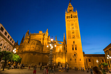 Fototapeta premium Night view of the Plaza Virgen de los Reyes with the Giralda and the cathedral of Seville, Spain.