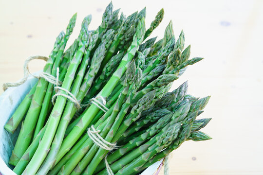 ニセコ町（北海道）の朝採りアスパラ　Asparagus in Niseko, Hokkaido, Japan