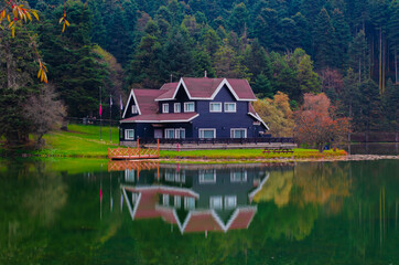 Fototapeta na wymiar a house by the lake, autumn season 
