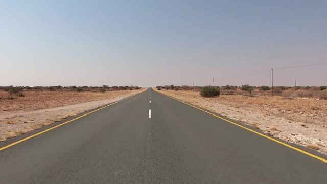 Asphaltstra&szlig;e in Nambia mit Linksverkehr
