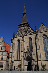 Fototapeta na wymiar Das Standesamt und die Marienkirche