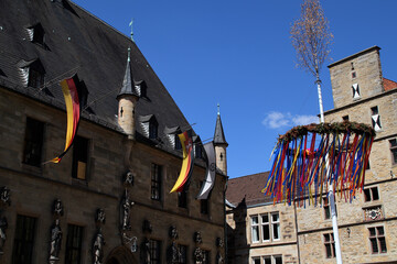 Der Rathausplatz in Osnabrück mit einem Maibaum