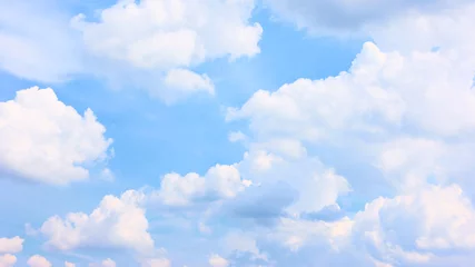 Himmel mit weißen Haepwolken - Sommerwolkengebilde © Roman Sigaev