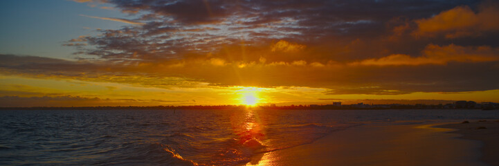 Fototapeta premium Golden sunrise over the ocean