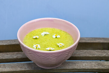 Gesunde Zucchini Suppe Bio Garniert mit Gänseblümchen
