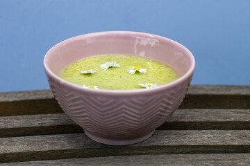 Gesunde Zucchini Suppe Bio Garniert mit Gänseblümchen