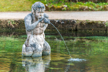 Fototapeta na wymiar Brunnenfigur im Schlosspark Hellbrunn