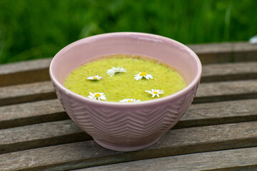 Gesunde Zucchini Suppe Bio Garniert mit Gänseblümchen