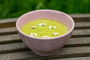 Gesunde Zucchini Suppe Bio Garniert mit Gänseblümchen