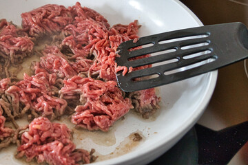 Bio Rinderhackfleisch Hackfleisch in einer Pfanne anbraten, Kochen nach Rezept