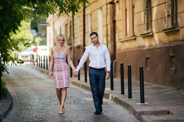 Naklejka premium Romantic tourist couple walking around the city relaxing