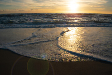 Obraz premium Abendstimmung: abfließende Meereswellen im lichten Sonnenuntergang, Nordsee, Dänemark