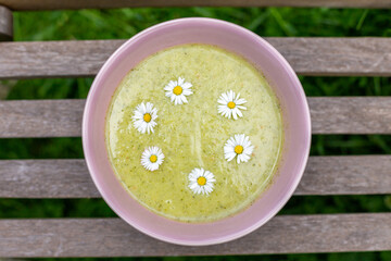 Gesunde Zucchini Suppe Bio Garniert mit Gänseblümchen