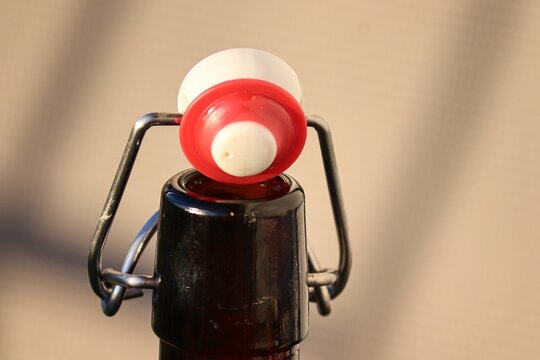 braune Flasche mit B&uuml;gel und Verschluss