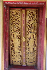 Porte d'un temple à Luang Prabang, Laos