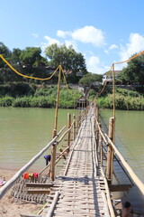Pont en bambou à Luang Prabang, Laos	