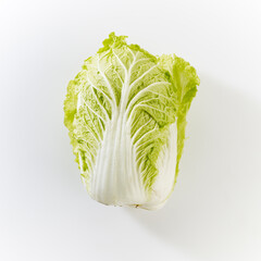 Produktaufnahme Chinakohl auf wei&szlig;em Untergrund